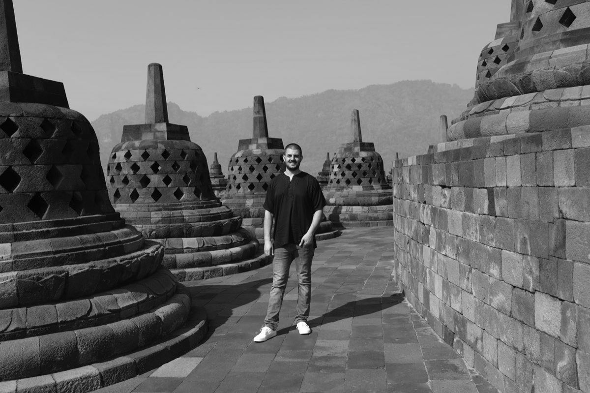 Shlomi Aflalo di antara stupa Candi Borobudur, Jawa Tengah